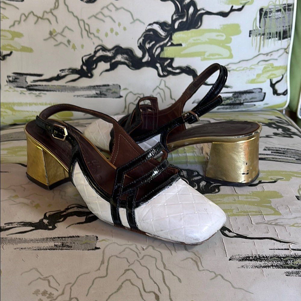 Chie Mihara for less!! Size 36, need some cosmetic love but otherwise solid!